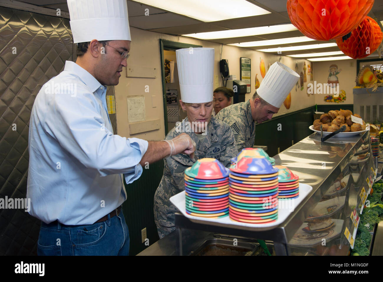 De gauche à droite, le représentant des États-Unis s'Jurd, Brig. Le général Heather Pringle, le commandant de la 502e Escadre de la base aérienne et joint Base San Antonio, et le sergent-chef en chef Kristopher Berg, la 502e base de l'air hauts enrôlés advisor, servent le dîner de Thanksgiving pour les travailleurs et les soldats à JBSA - Camp Bullis' de la salle à manger principale du 22 novembre. Banque D'Images