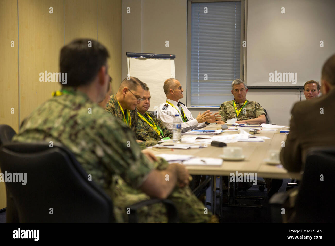 Les participants du symposium des dirigeants amphibie Expeditionary- Séminaire parlent de la sécurité maritime de l'OTAN, Novembre 22, 2017, au Siège de l'OTAN à Northwood (Royaume-Uni). Plus de 30 experts maritimes et amphibies ont convergé au quartier général du commandement maritime allié à Northwood du 21 novembre au 22 janvier 2017, à l'élaboration d'une voie à suivre et à poursuivre les efforts pour l'amélioration de soutien amphibie à l'OTAN. (U.S. Marine Corps Banque D'Images Les participants du symposium des dirigeants amphibie Expeditionary- Séminaire parlent de la sécurité maritime de l'OTAN, Novembre 22, 2017, au Siège de l'OTAN à Northwood (Royaume-Uni). Plus de 30 experts maritimes et amphibies ont convergé au quartier général du commandement maritime allié à Northwood du 21 novembre au 22 janvier 2017, à l'élaboration d'une voie à suivre et à poursuivre les efforts pour l'amélioration de soutien amphibie à l'OTAN. (U.S. Marine Corps Banque D'Images