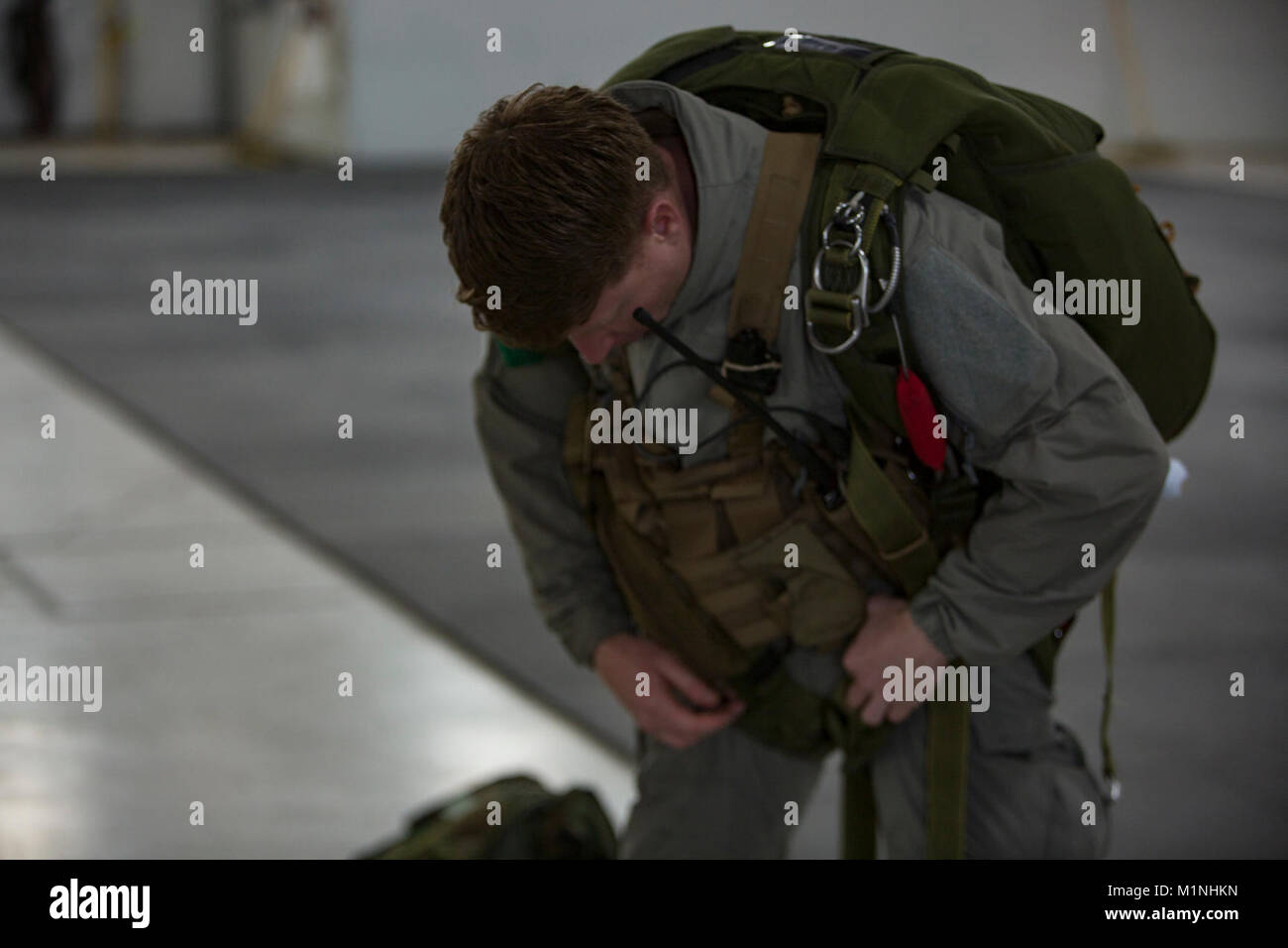 Le sergent d'artillerie du Corps des Marines des États-Unis. Brenden grâce avec la Compagnie Charlie, Bataillon de Reconnaissance 2d, 2d Marine Division, prépare son parachute pour des opérations et des techniques d'insertion de Temple, TX, le 20 janvier 2018. L'objectif de formation d'insertion en chute libre est de placer une équipe de reconnaissance en toute sécurité et en étroite collaboration pour mener des reconnaissances au sol, de la surveillance, de l'espace de combat, de façonnage, d'envergure limitée et raids en soutien de la Marine Expeditionary Force (MEF), d'autres groupes de travail air-sol, ou une force conjointe. (U.S. Marine Corps Banque D'Images