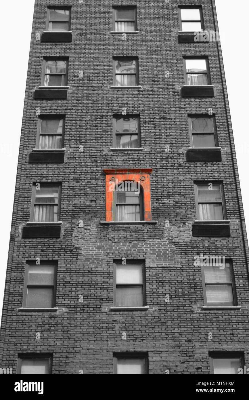 Bâtiment en brique sur Greene Street dans Soho New York City avec une fenêtre rouge au milieu - Osez être différent Banque D'Images