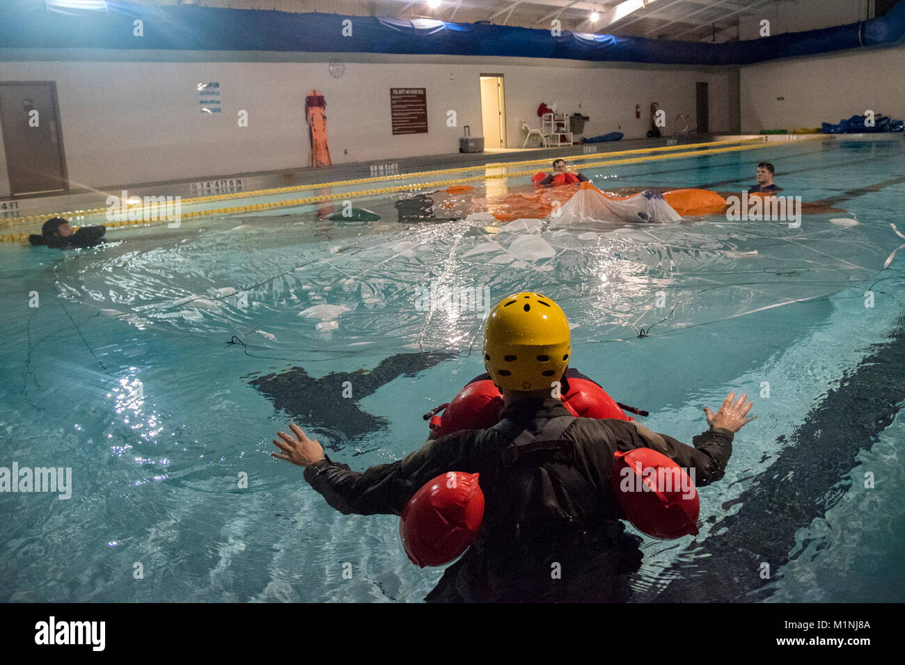 Les membres de l'équipage flotter dans un bassin entourant un parachute, le 25 janvier 2018, à Moody Air Force Base, Ga. membres d'équipage ont participé à un cours de survie sous l'eau pour se préparer à une situation où leurs avions étaient dans l'eau. (U.S. Air Force Banque D'Images