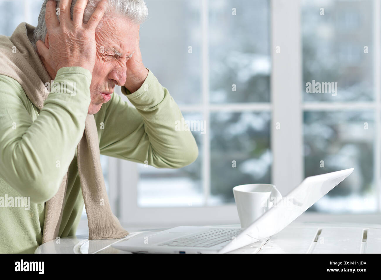 Angry man using laptop Banque D'Images
