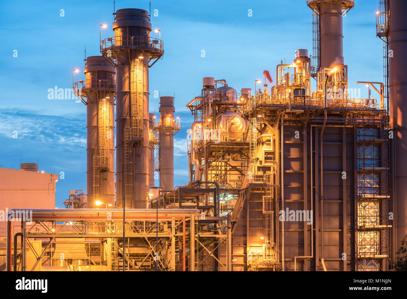 L'industrie des raffineries de pétrole et de gaz au coucher du soleil en usine Banque D'Images