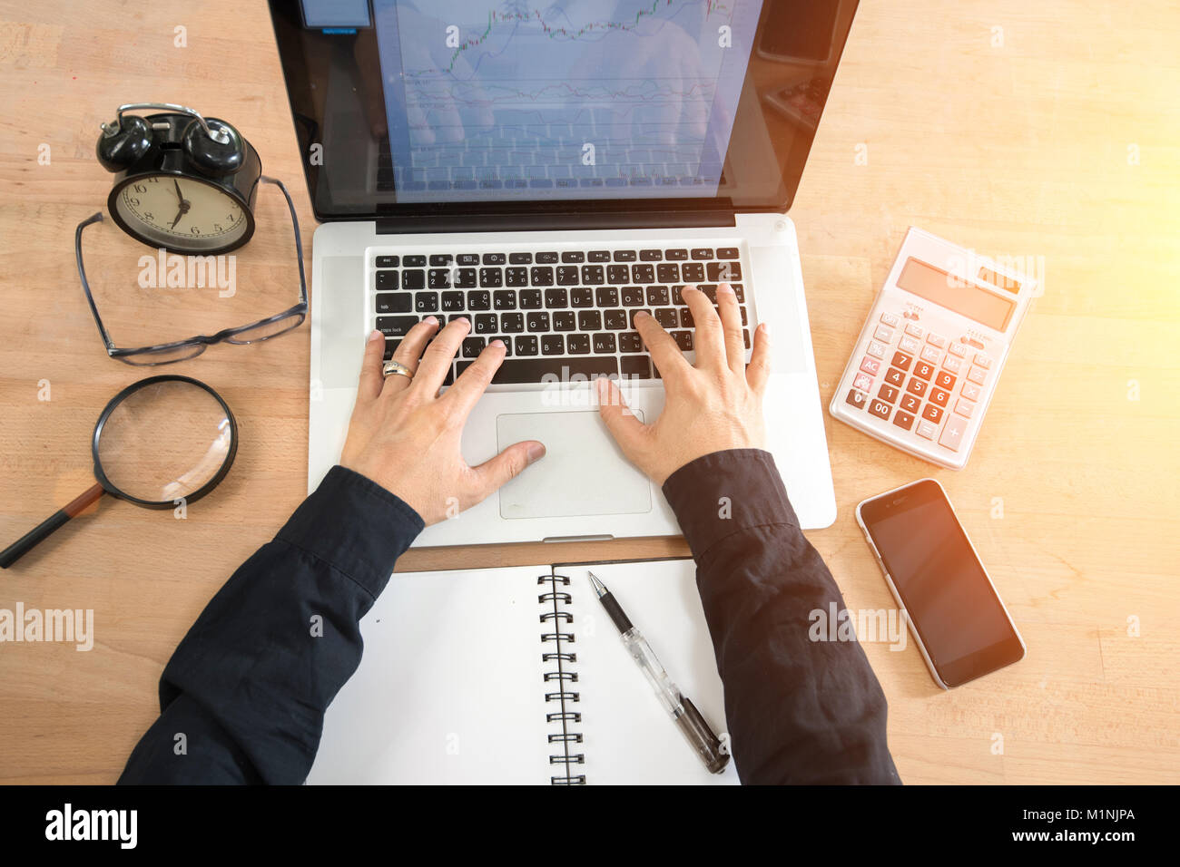 Les calculatrices, les propriétaires d'entreprise, de la comptabilité et de la technologie, affaires, ordinateur, ordinateur portable, calculatrice et documents à l'office. Banque D'Images