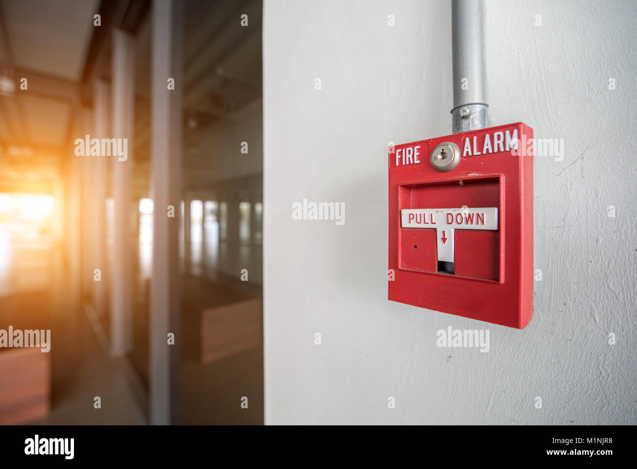 Alarme incendie rouge monté sur le mur de crack Banque D'Images
