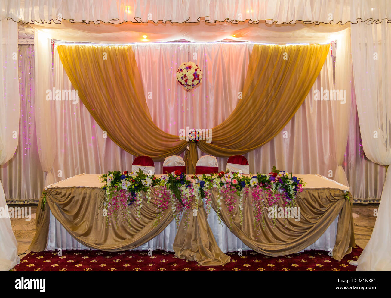 Une table joliment décorée pour les jeunes mariés de près. Banque D'Images
