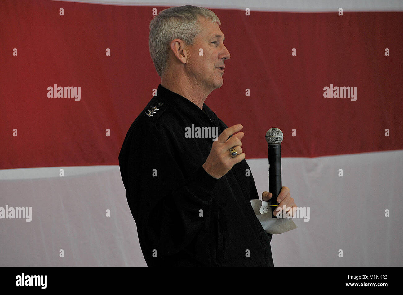 PANAMA CITY, Floride - Commandant, Naval Sea Systems Command Vice Adm. Thomas Moore, USN, parle à Naval Surface Warfare Center Panama City le personnel au cours d'une assemblée publique à la Division de l'unité de l'aviation hangar 30 Janvier, 2018 à Panama City, Floride. La Marine américaine Banque D'Images