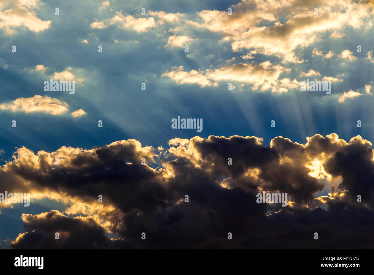 Le soleil s'est caché derrière les nuages noirs et ses rayons ont tabassé  Photo Stock - Alamy