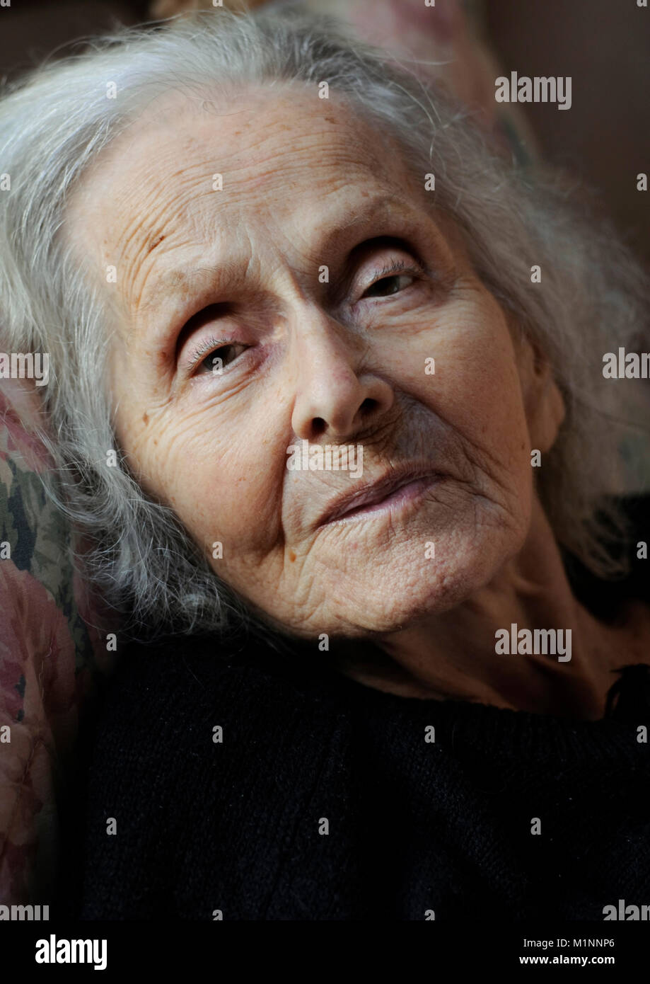 Belle vieille femme Photo Stock - Alamy