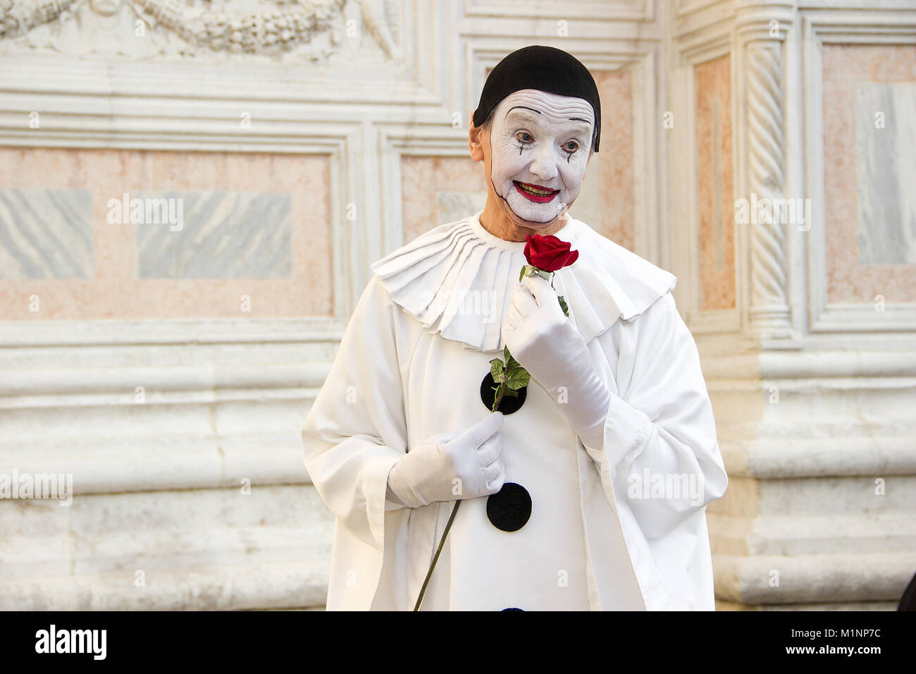 Masque de Pierrot avec Rose - l'homme à Pierrot masque au Carnaval de Venise sur la place San Zaccaria à Venise, Italie Banque D'Images