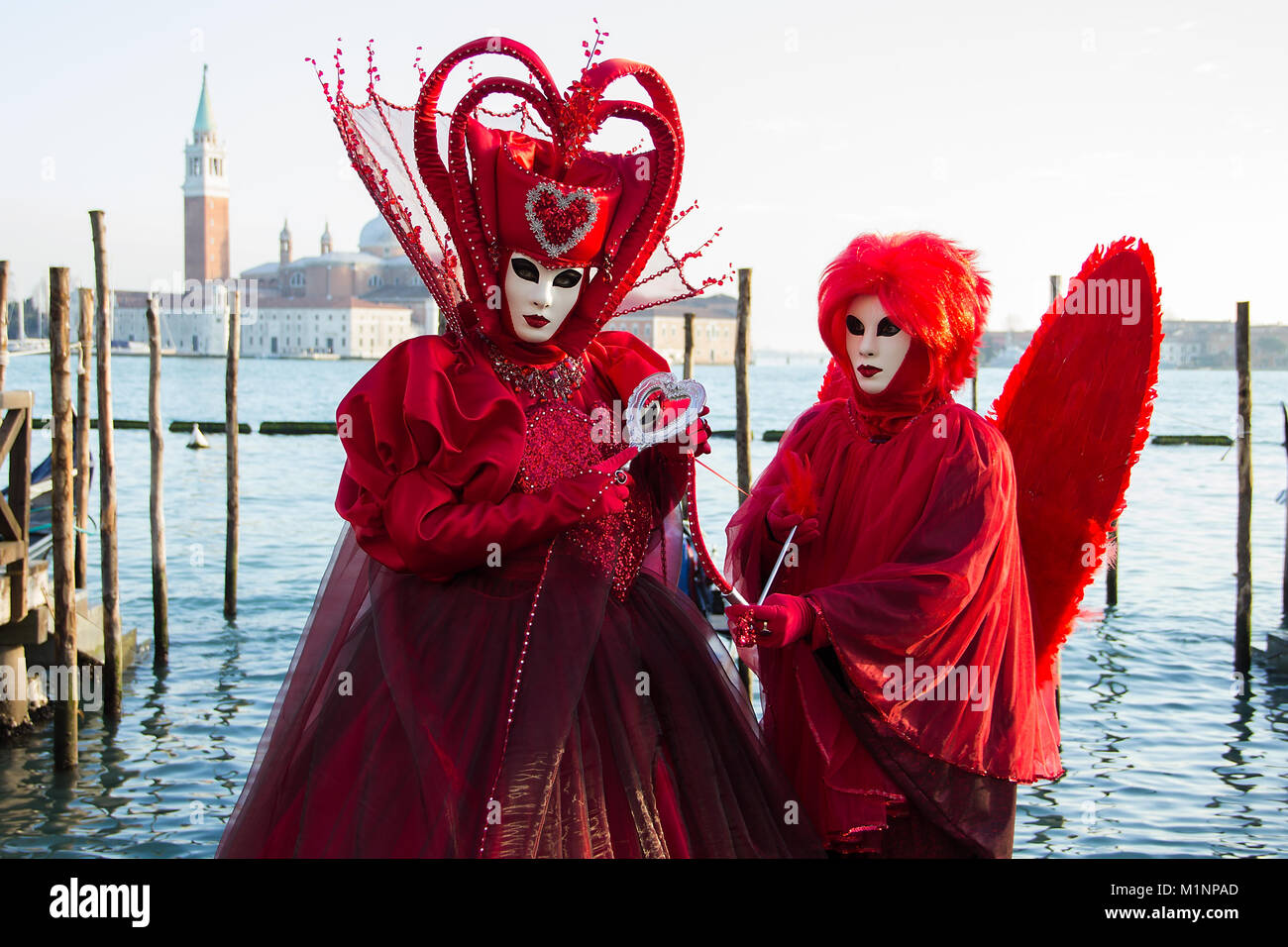 Costume d'amour - Coeur - couple en masques de Venise - Carnaval de Venise  avec les gondoles Photo Stock - Alamy