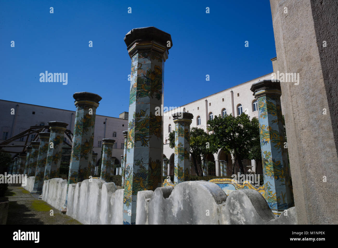 Cloître de l'Eglise et monastère de Saint Chiara, Naples, Italie Banque D'Images