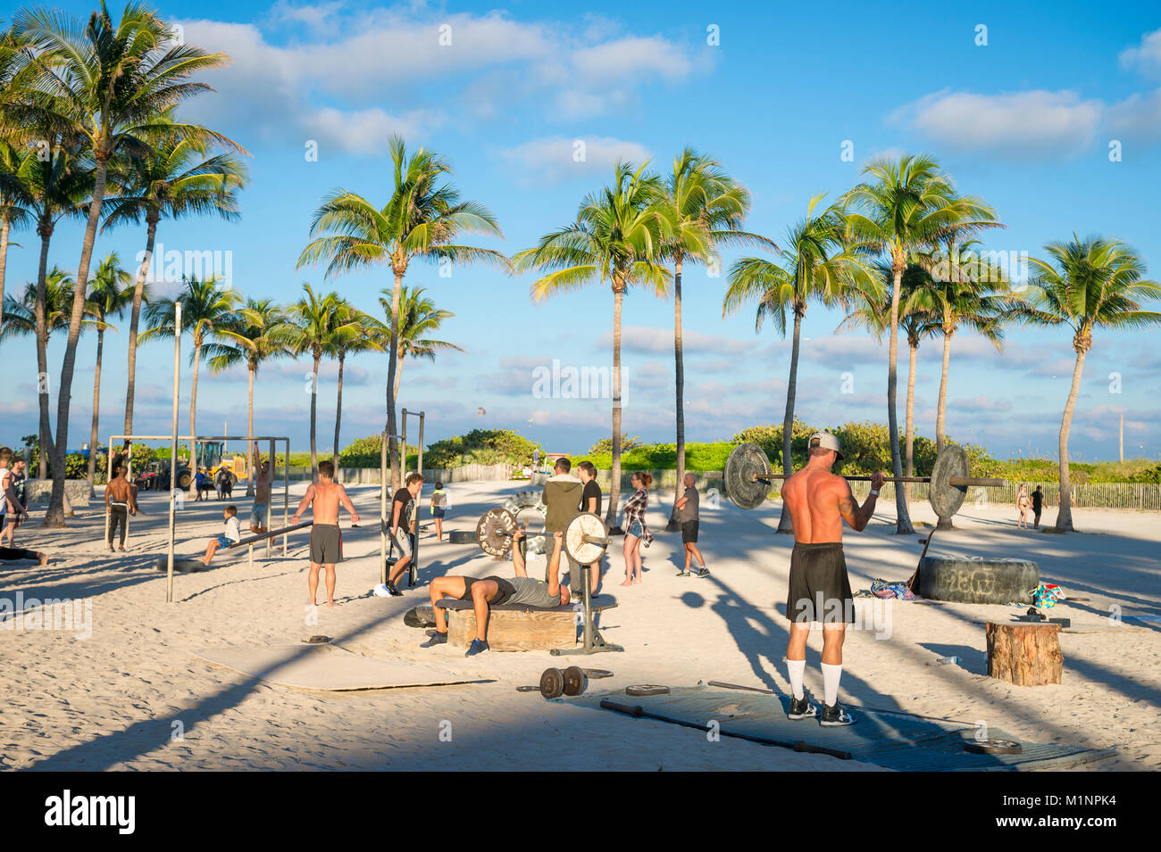 MIAMI - 27 décembre 2017 les jeunes hommes musclés : faire de l'entraînement en plein air station du parc Lummus connu sous le nom de Muscle Beach. Banque D'Images