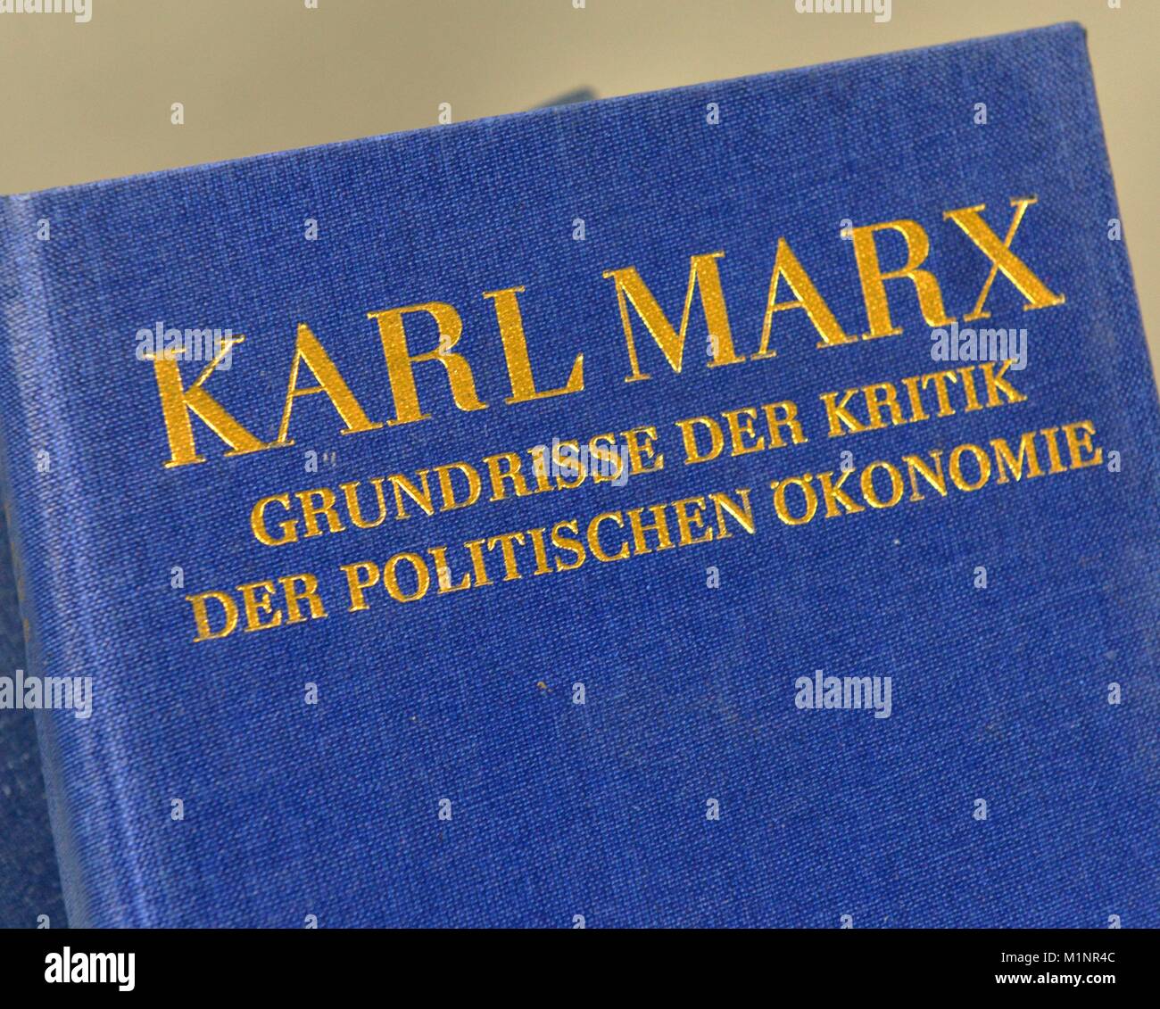 Karl Marx, Grundrisse der Kritik der politischen Oekonomie, projet de matières premières dans le monde entier d'utilisation | Banque D'Images