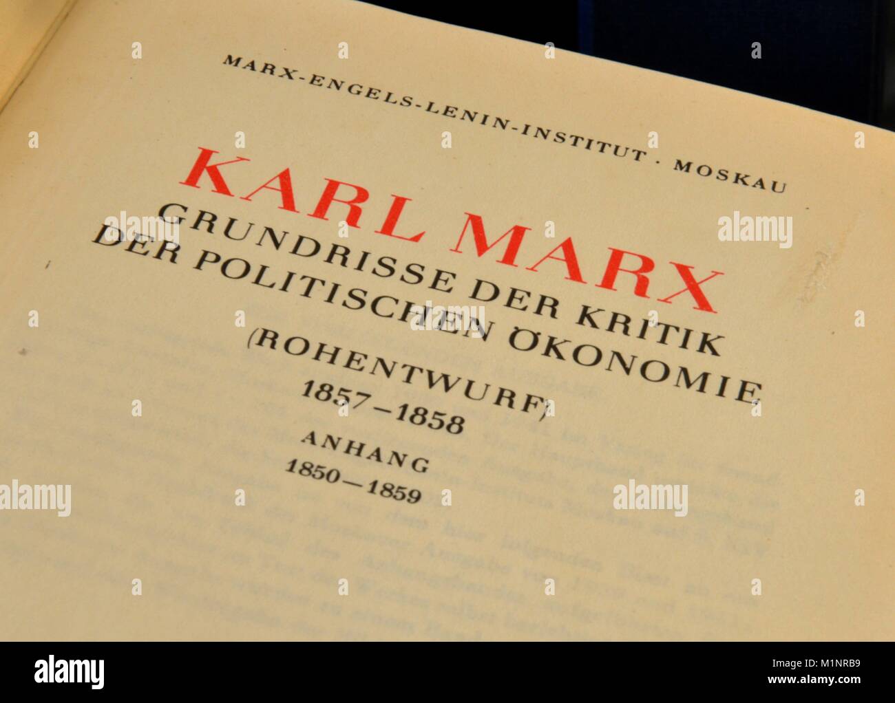 Karl Marx, Grundrisse der Kritik der politischen Oekonomie, projet de matières premières dans le monde entier d'utilisation | Banque D'Images