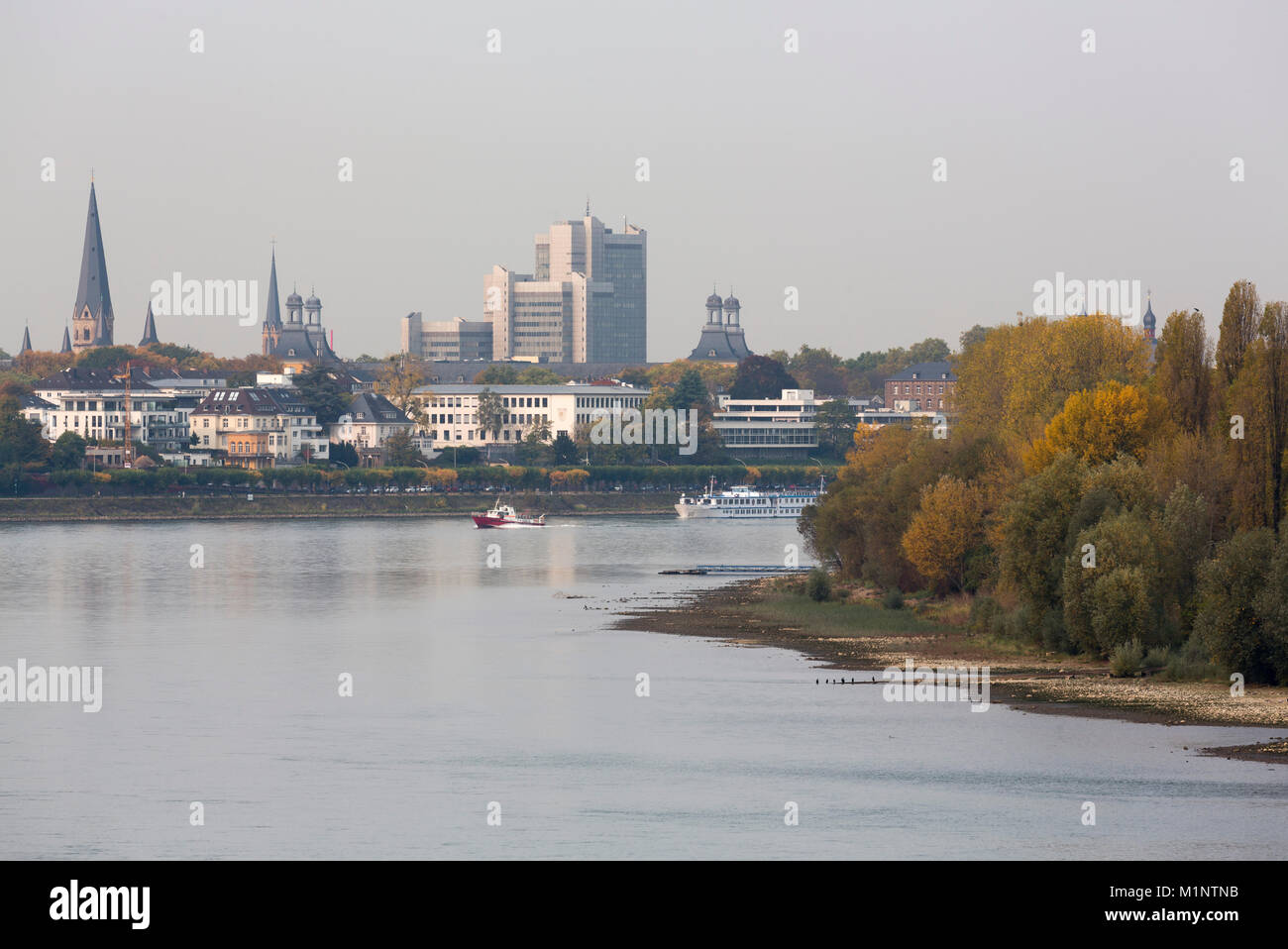 Bonn, Innenstadt, Blick von der Konrad-Adenauer-Brücke nach Norden Banque D'Images