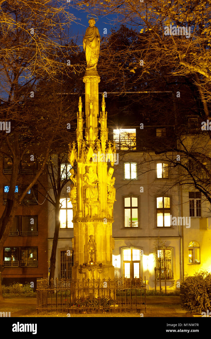 Allemagne, Cologne, la statue de la Vierge Marie au petit Gereonsdriesch parc près de l'église romane Saint Gereon. Deutschland, Koeln, die Marie Banque D'Images