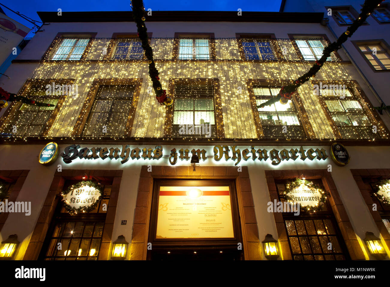 Allemagne, Cologne, le restaurant Haxenhaus zum Rheingarten dans la partie historique de la ville, l'éclairage de Noël. Deutschland, Koeln, das Restaurant Banque D'Images