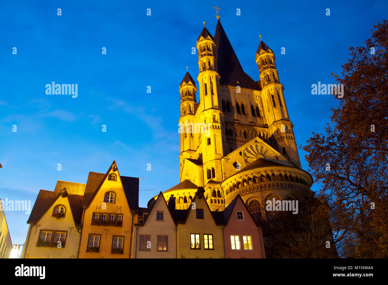 Allemagne, Cologne, le marché aux poissons dans la partie ancienne de la ville, maisons en face de l'église romane Saint Martin brut. Deutschland, Koeln, der Fisc Banque D'Images