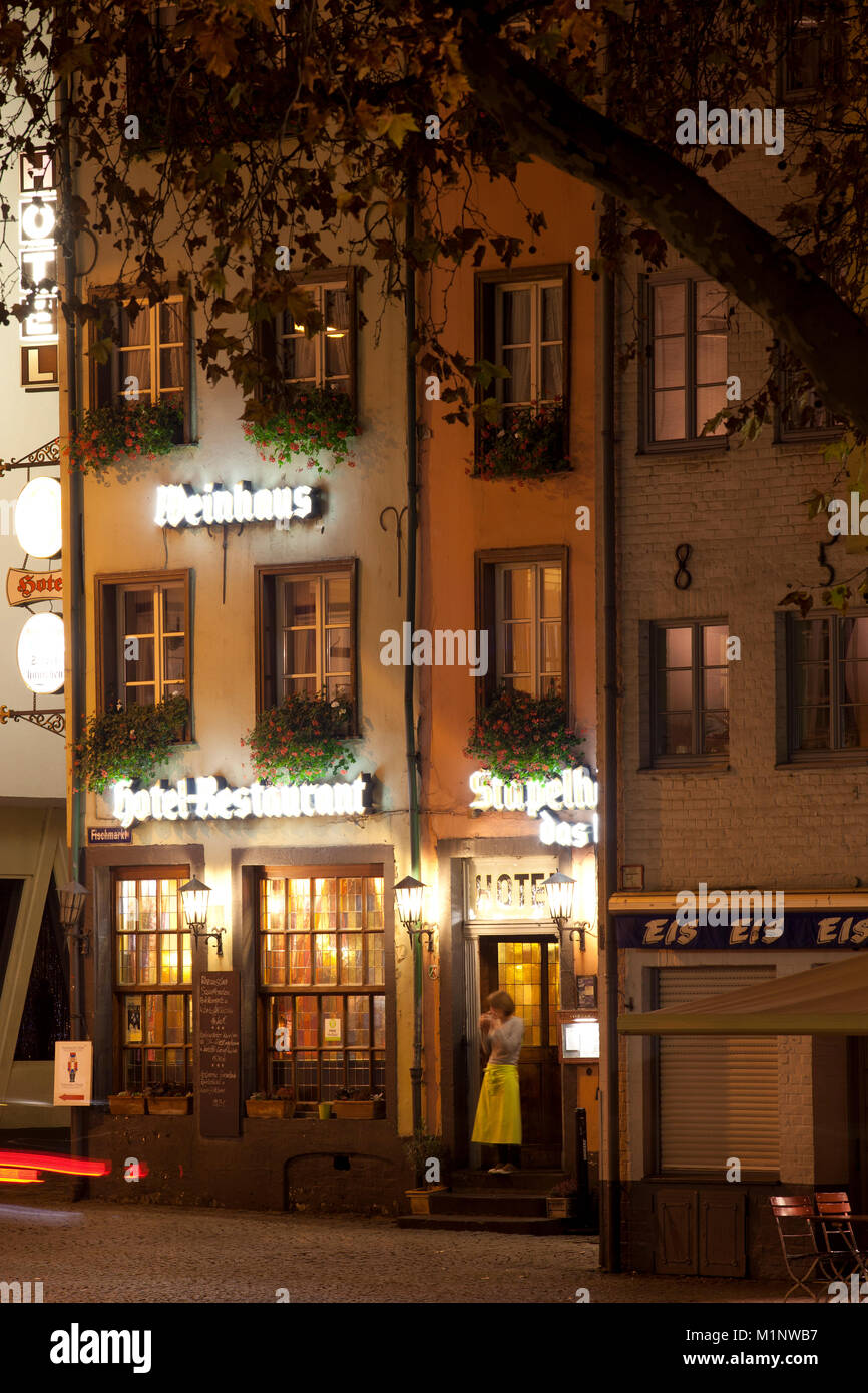 Allemagne, Cologne, l'hôtel Das kleine Stapelhaeuschen au marché aux poissons dans la partie historique de la ville. Deutschland, Koeln, Hotel Das kleine Stapelhae Banque D'Images