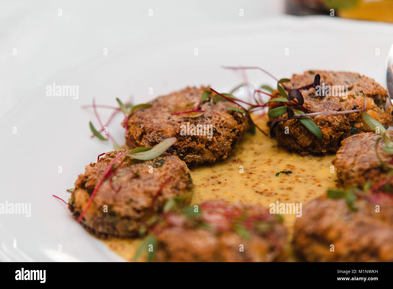 Côtelettes sans gluten vegan avec haricots, pois chiches et le persil, sauce moutarde Banque D'Images