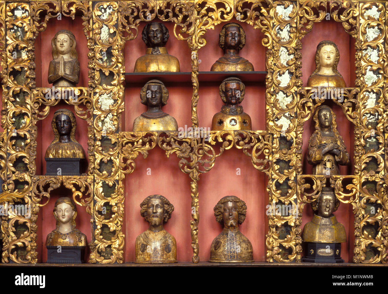 Allemagne, Cologne, la chambre d'or de l'église Saint Ursula, prix avec des reliques sont constitués d'ossements humains, le bois sculpté et doré images de la rel Banque D'Images