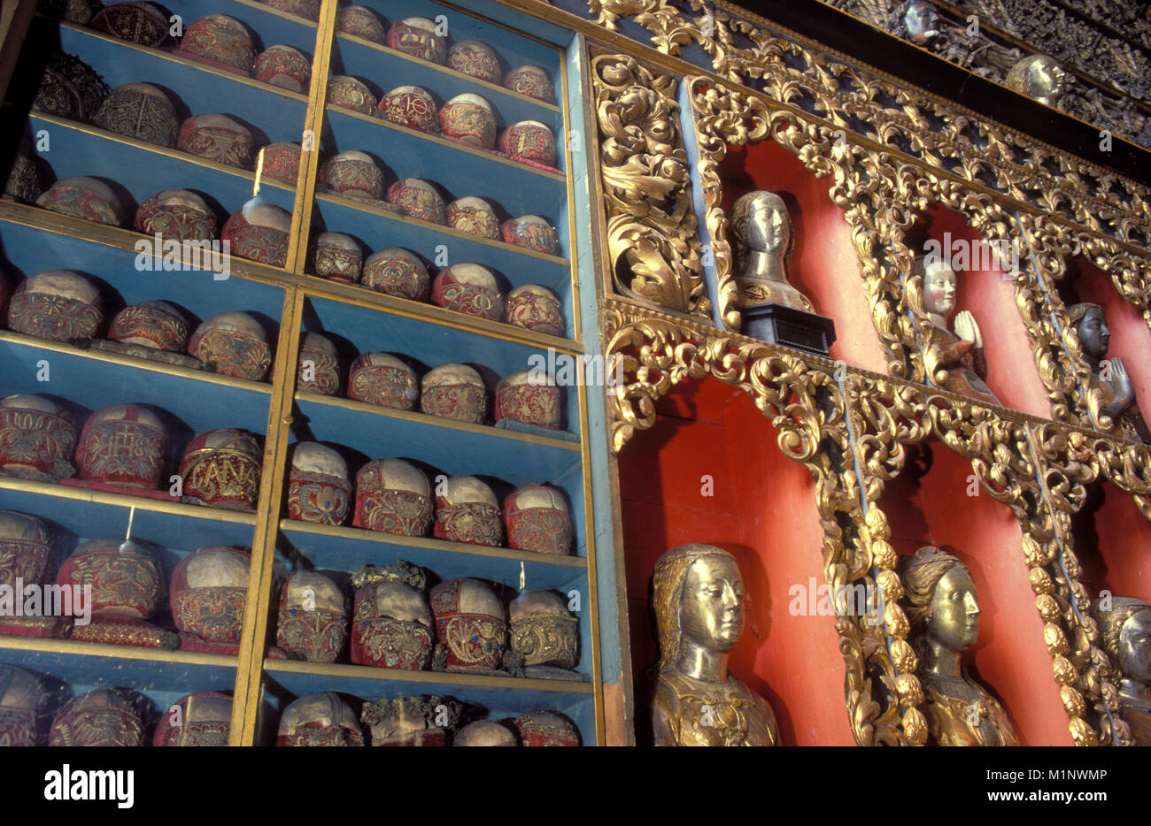 Allemagne, Cologne, la chambre d'or de l'église Saint Ursula, prix avec des reliques sont constitués d'ossements humains, des reliques de crânes, le bois sculpté et doré Banque D'Images