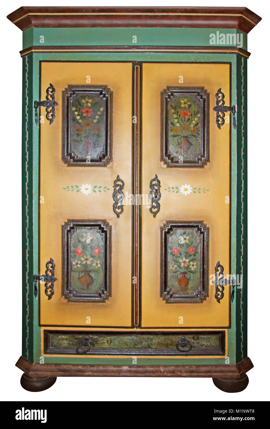 Armoire en bois peint vintage with clipping path isolé sur fond blanc Banque D'Images