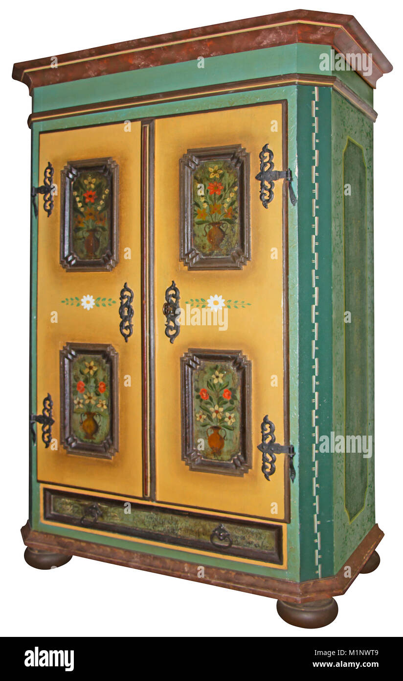 Armoire en bois peint vintage with clipping path isolé sur fond blanc Banque D'Images Armoire en bois peint vintage with clipping path isolé sur fond blanc Banque D'Images
