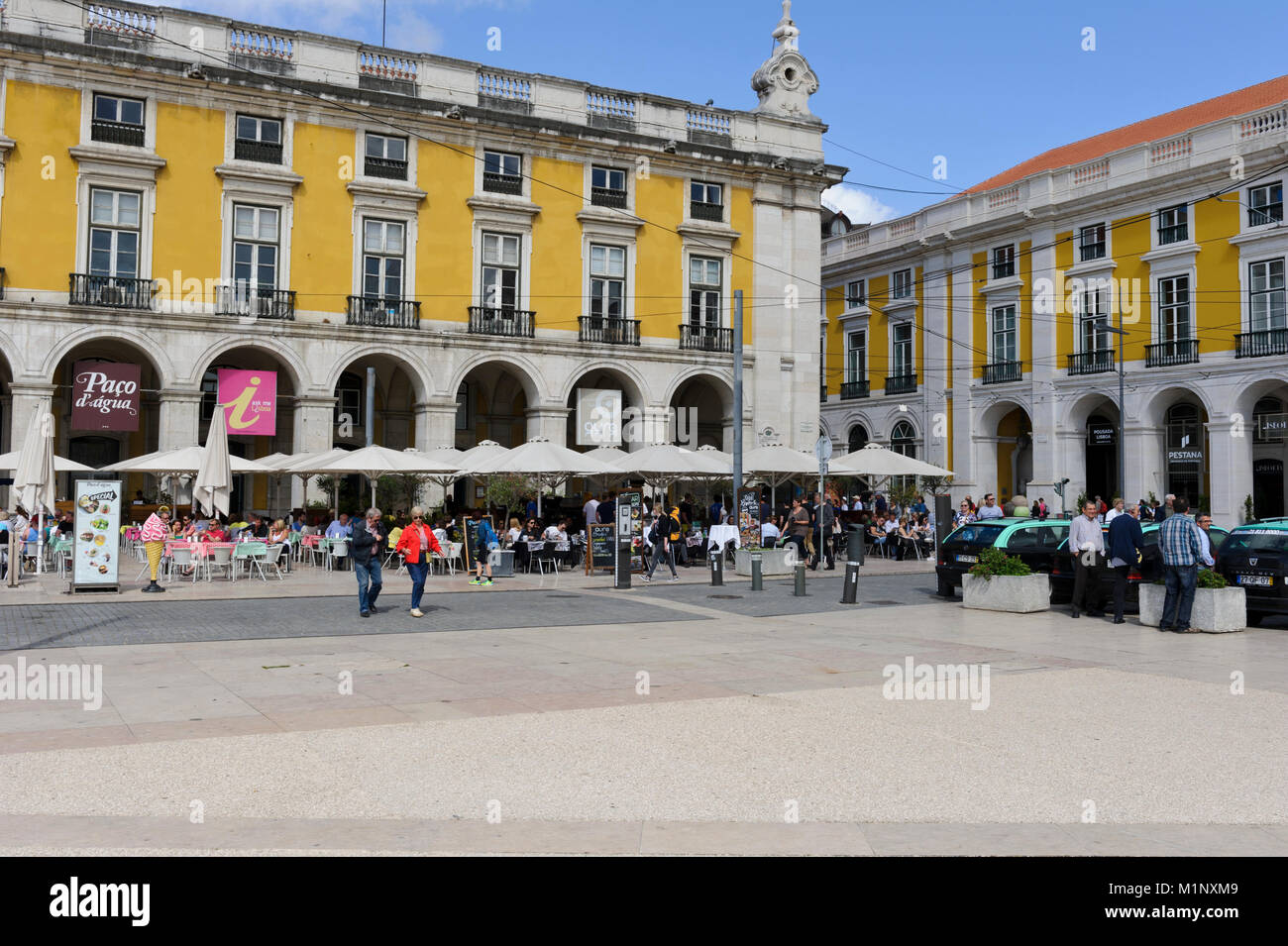 Les gens sous parasols géants s'amuser dans un restaurant de la place Praça do Comércio, Lisbonne, Portugal Banque D'Images