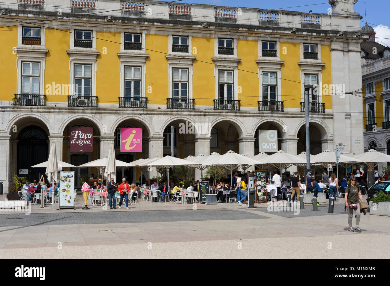 Les gens sous parasols géants s'amuser dans un restaurant de la place Praça do Comércio, Lisbonne, Portugal Banque D'Images