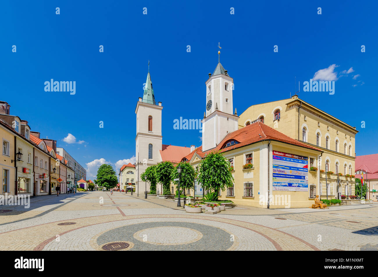 Hôtel de ville et église paroissiale sur l'ancienne place du marché à Polkowice, Basse-silésie. La Pologne, l'Europe. Banque D'Images