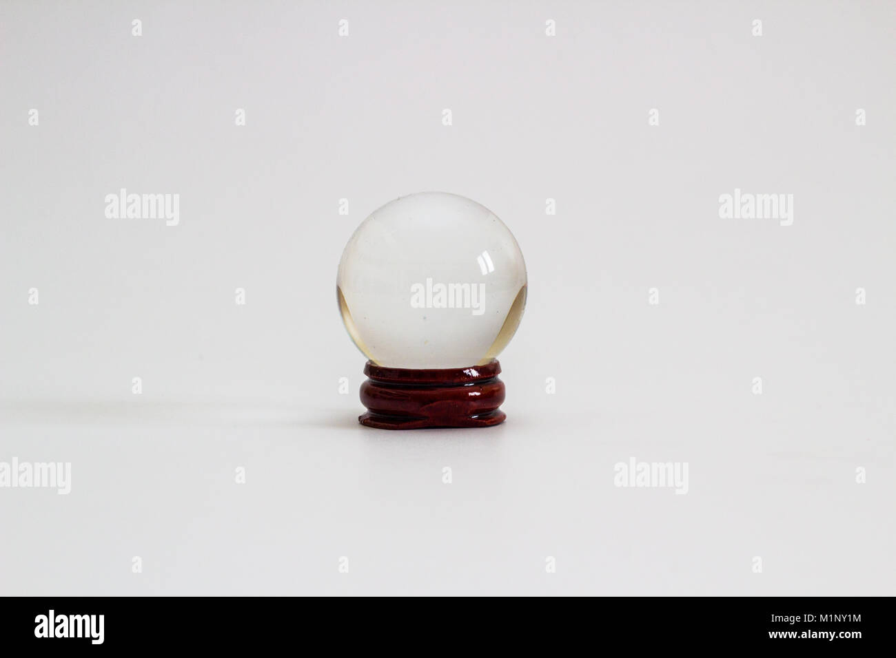 Sphère de Verre en cristal blanc transparent à la lumière d'arrière-plan d'objet Simple Banque D'Images