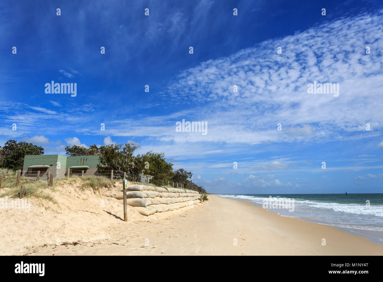 Ruines de la WW II Indicateur Sous-marin de la salle de contrôle de boucle 4 RAN Gare à la plage dans l'île de Bribie, Woorim, Australie Banque D'Images