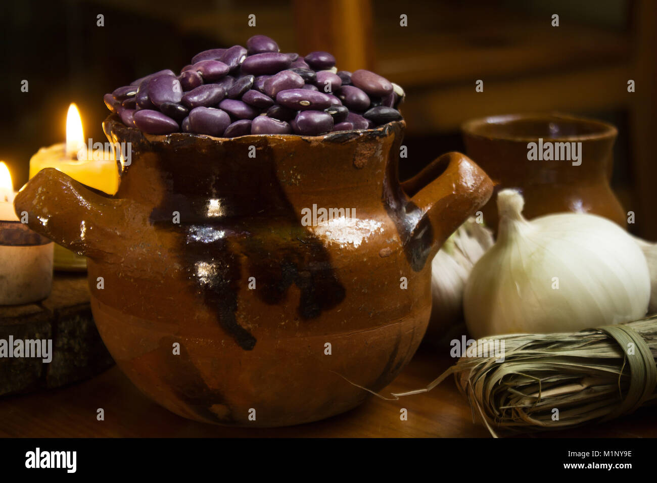 La cuisine mexicaine, bleu haricots dans un pod mexicain avec des bougies, l'oignon et l'ail Banque D'Images