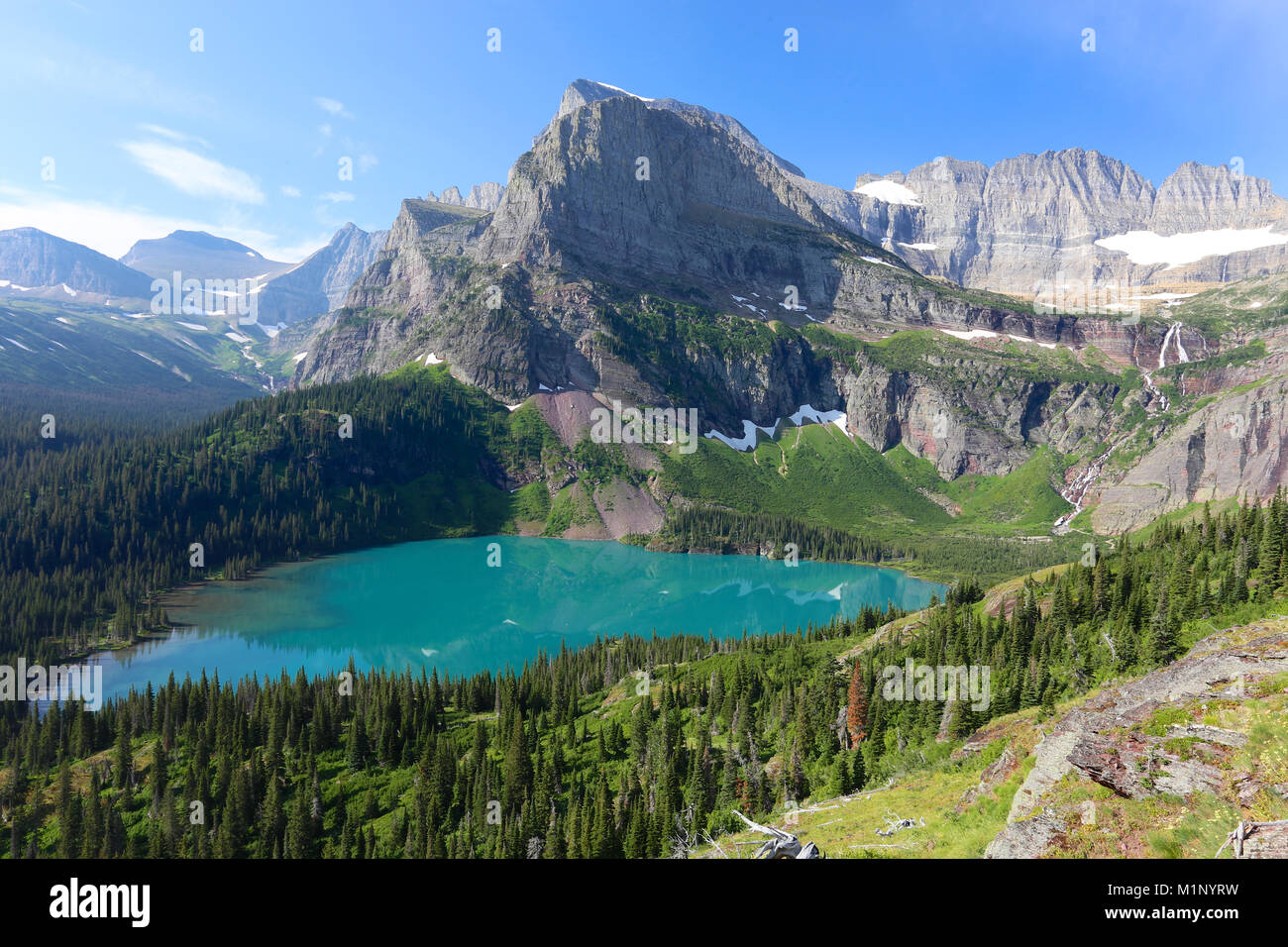 Été magnifique paysage alpin avec lac et montagne dans le parc national des Glaciers Banque D'Images