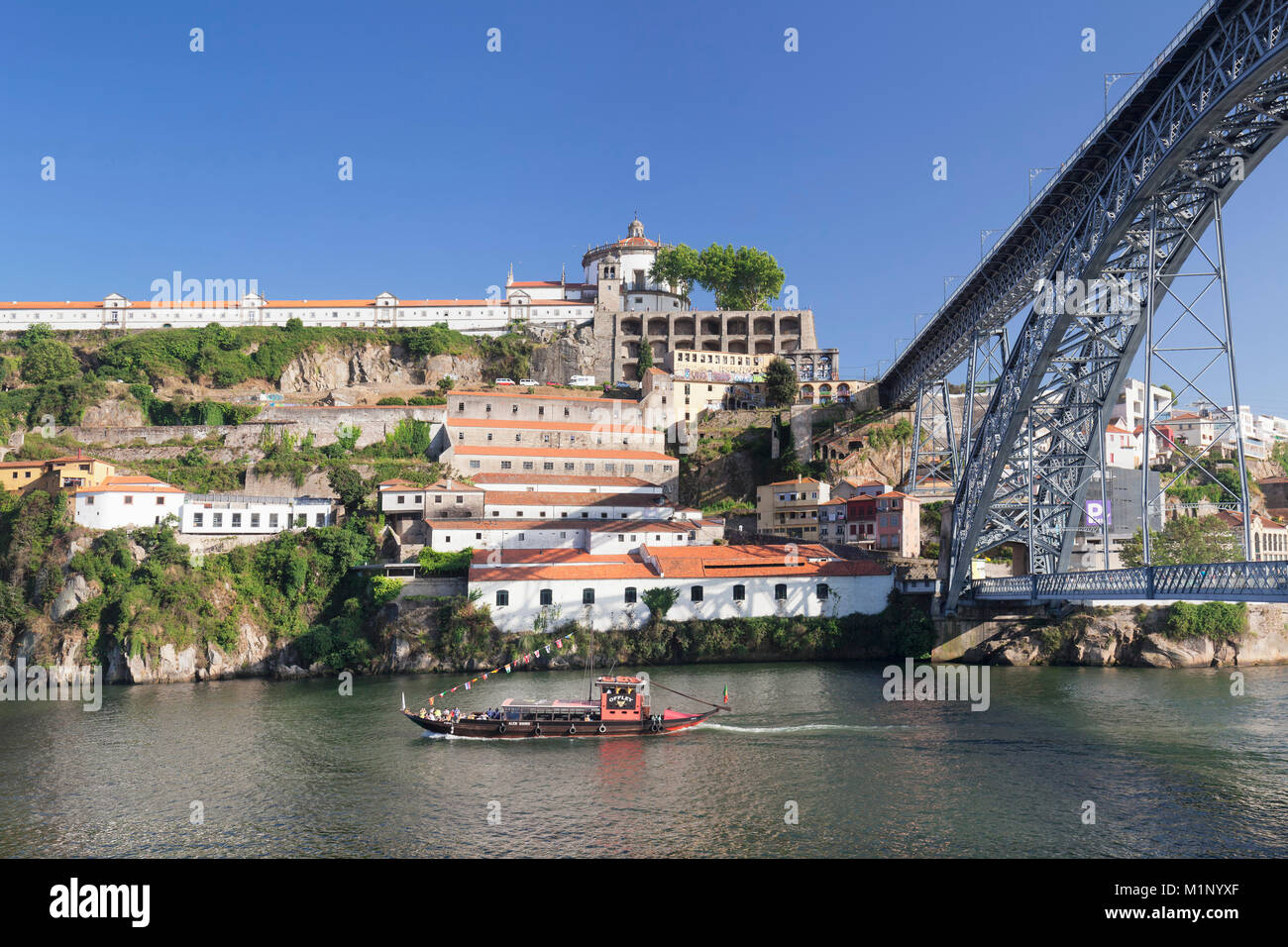 Rabelos bateau sur le fleuve Douro, Monastère Serra do Pilar, Ponte Dom Luis I Bridge, site du patrimoine mondial de l'Unesco, Porto (Porto), Portugal, Europe Banque D'Images
