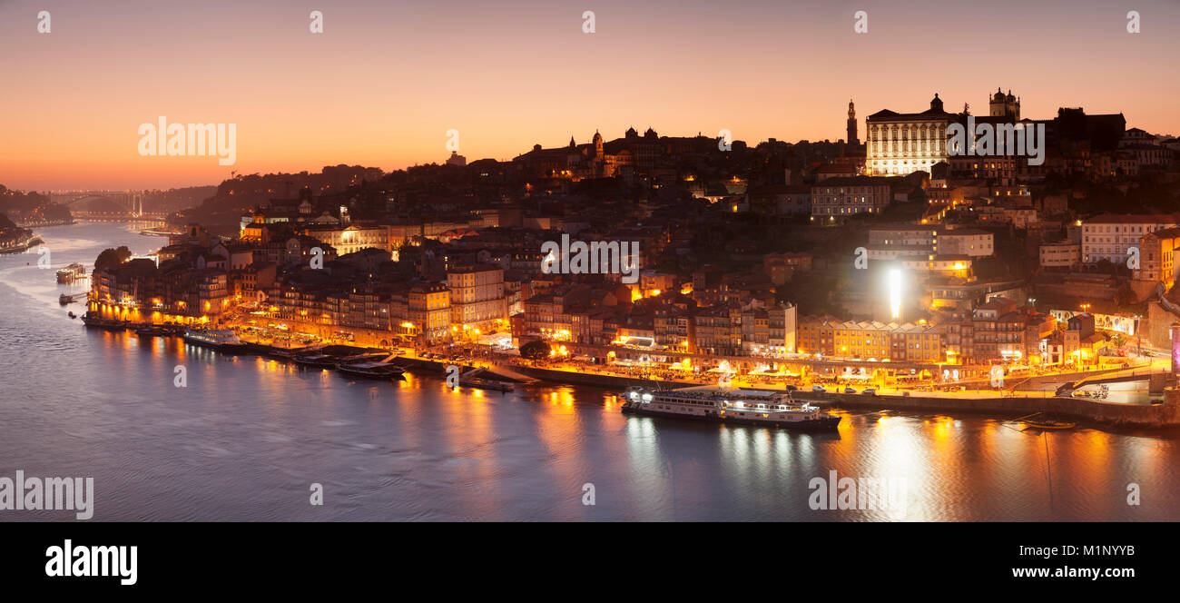 Vue sur le fleuve Douro, au coucher du soleil à Porto Ribeira, classé au Patrimoine Mondial de l'UNESCO, Porto (Porto), Portugal, Europe Banque D'Images
