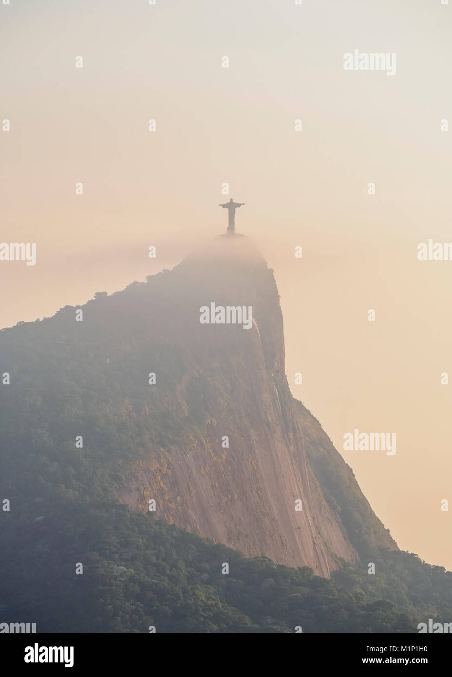 Le Christ Rédempteur et la montagne du Corcovado, au lever du soleil, Rio de Janeiro, Brésil, Amérique du Sud Banque D'Images