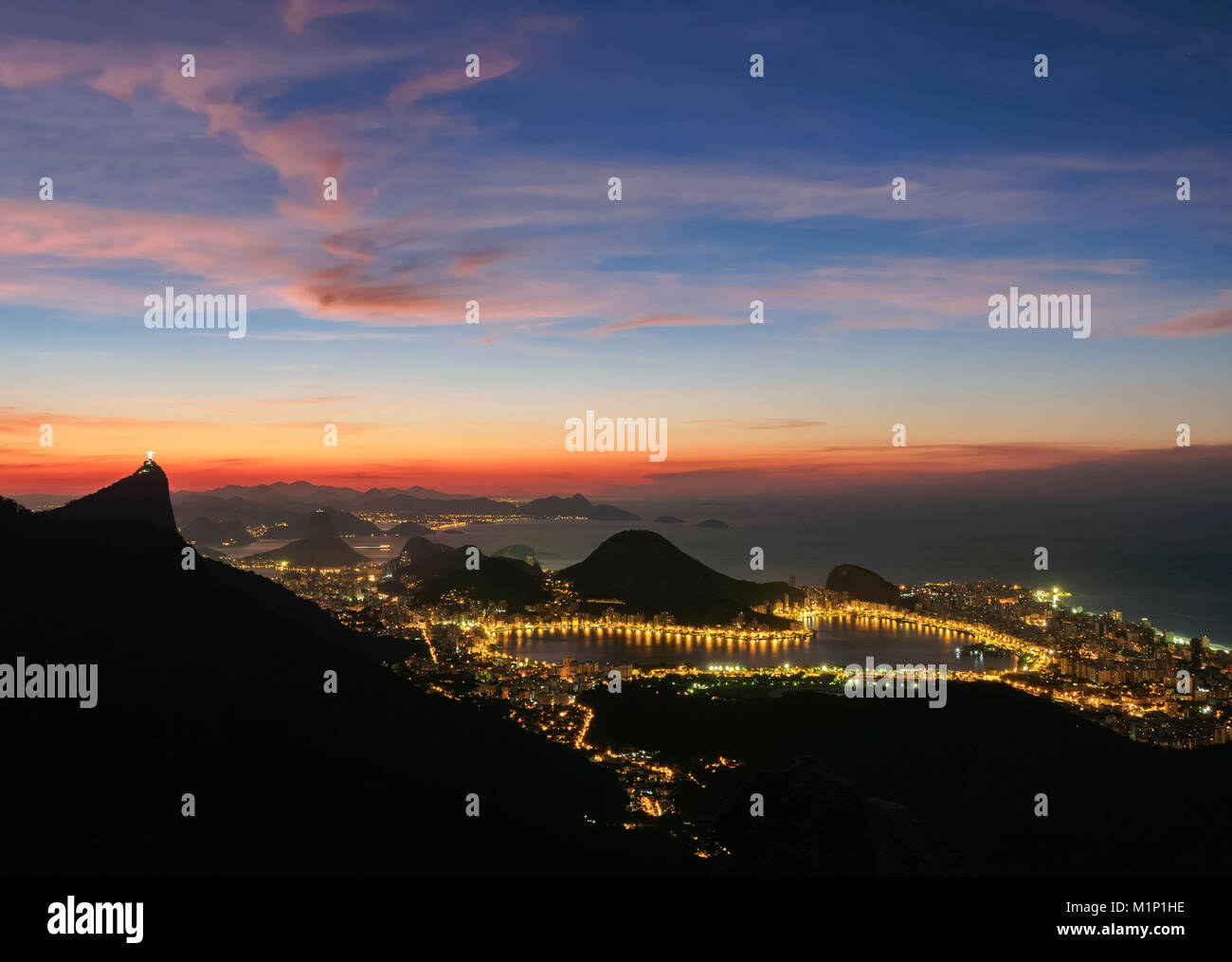 Vue vers Lagoa quartier dans la forêt de Tijuca National Park à l'aube, Rio de Janeiro, Brésil, Amérique du Sud Banque D'Images