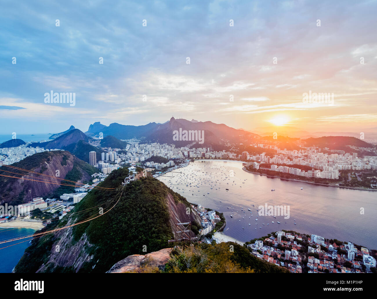 Skyline de la montagne Sugarloaf au coucher du soleil, Rio de Janeiro, Brésil, Amérique du Sud Banque D'Images