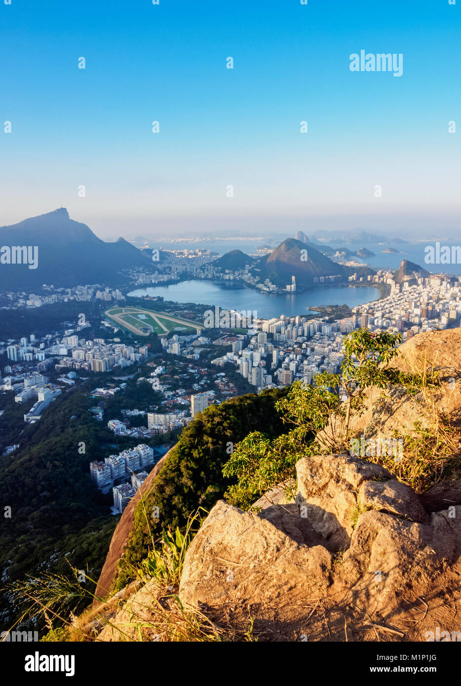 Cityscape vu de la montagne Dois Irmãos, Rio de Janeiro, Brésil, Amérique du Sud Banque D'Images