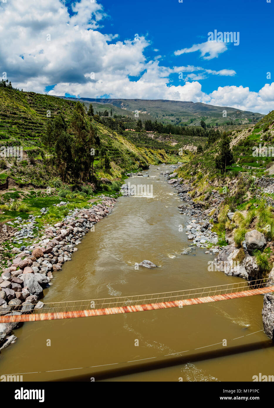 Pont suspendu au-dessus de la rivière Colca, Chivay, région d'Arequipa, Pérou, Amérique du Sud Banque D'Images