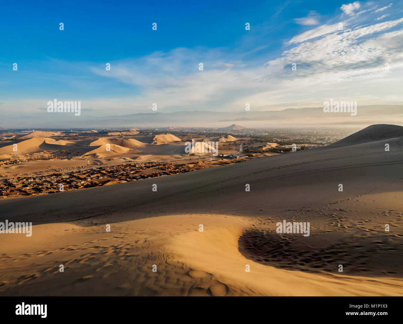 Dunes de sable du désert près de Ica Huacachina, sunrise, Région de l'Ica, Pérou, Amérique du Sud Banque D'Images