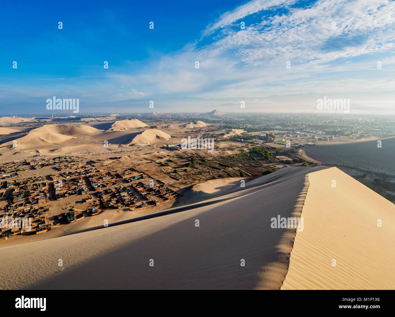 Dunes de sable du désert près de Ica Huacachina, Région de l'Ica, Pérou, Amérique du Sud Banque D'Images