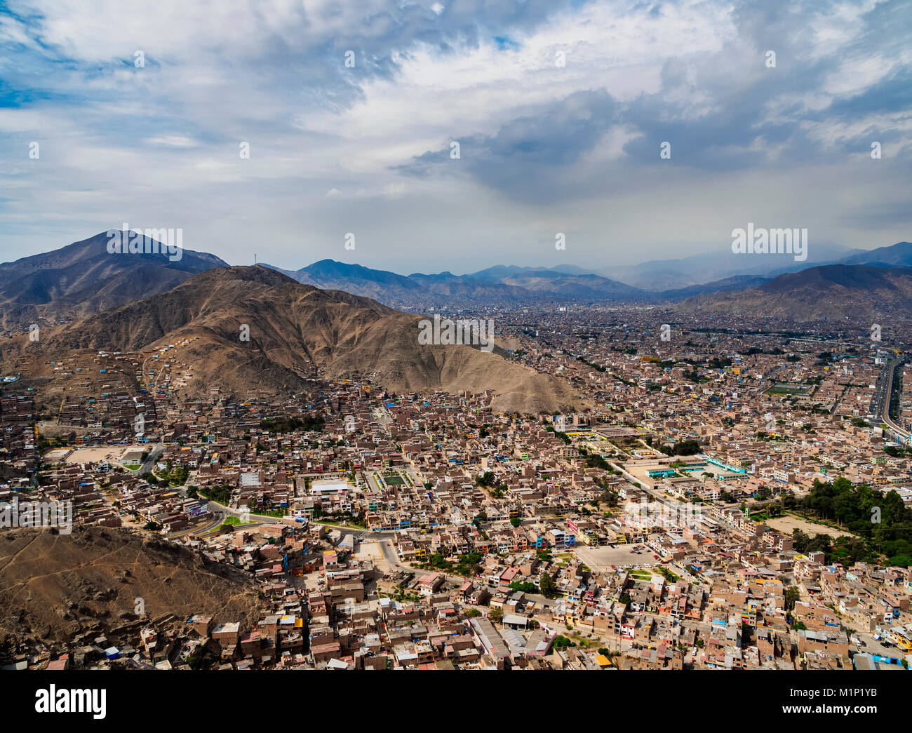 Cityscape vu de la colline de San Cristobal, Lima, Pérou, Amérique du Sud Banque D'Images