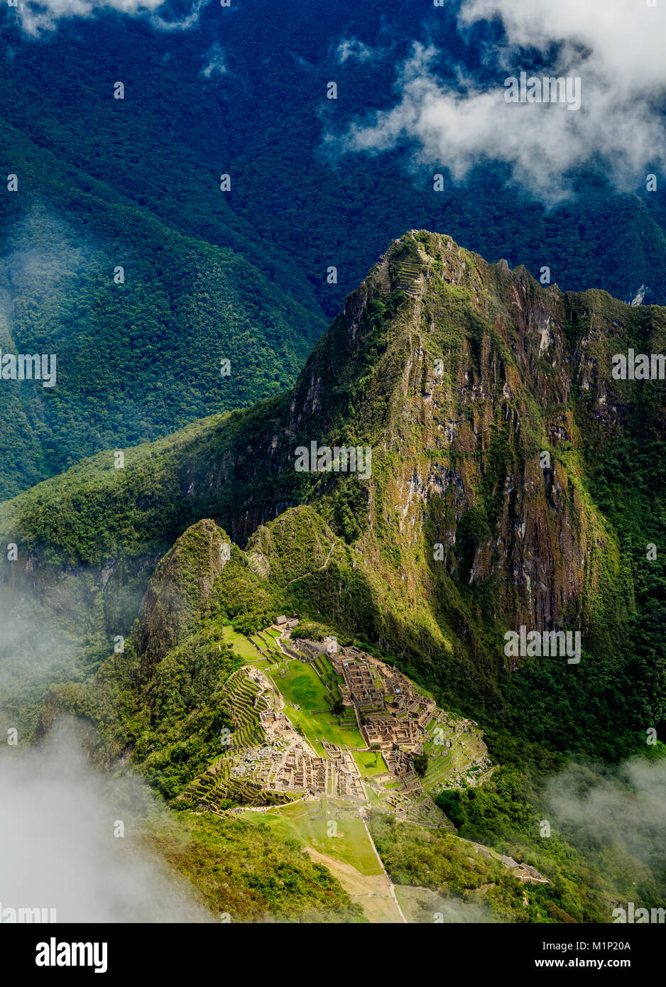 Ruines de Machu Picchu vu de la montagne de Machu Picchu, Site du patrimoine mondial de l'Unesco, région de Cuzco, Pérou, Amérique du Sud Banque D'Images