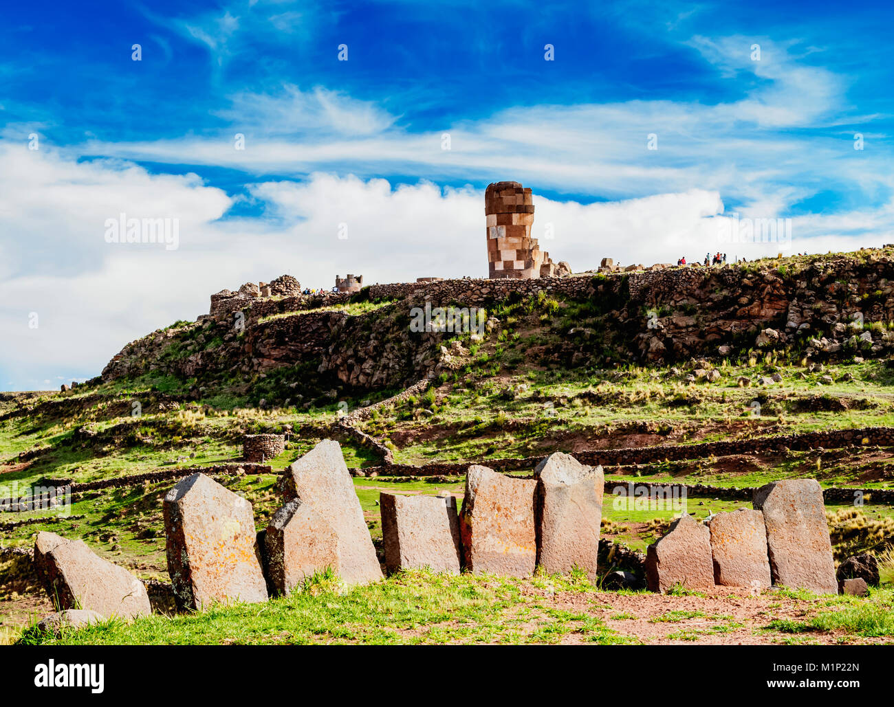 Dans le cercle de pierre et Chullpa Sillustani, région de Puno, Pérou, Amérique du Sud Banque D'Images