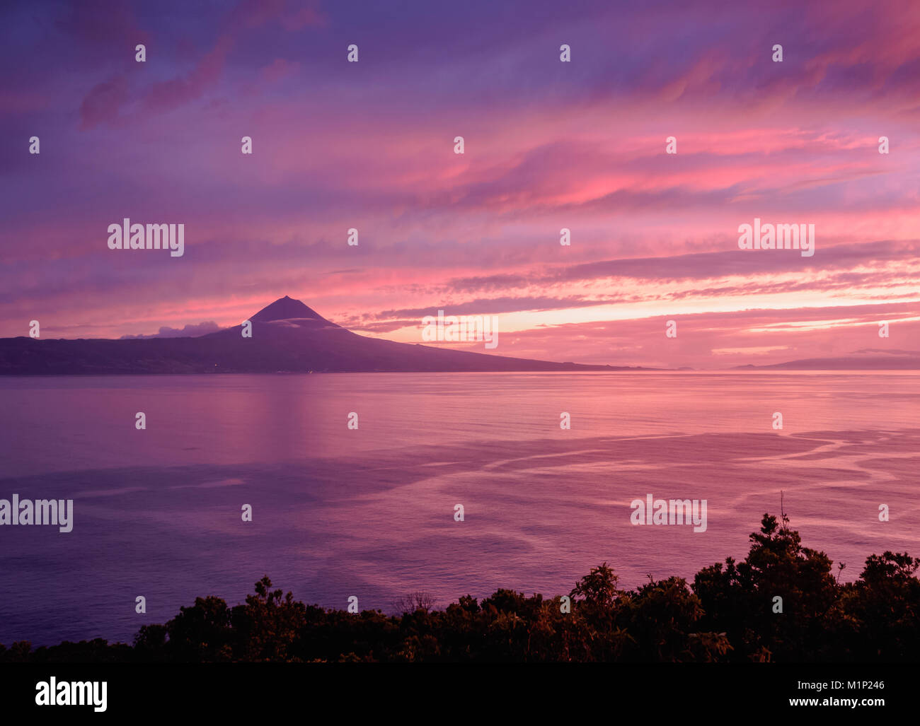 Vue vers l'île de Pico au coucher du soleil, l'île de Sao Jorge, Açores, Portugal, Europe, Atlantique Banque D'Images