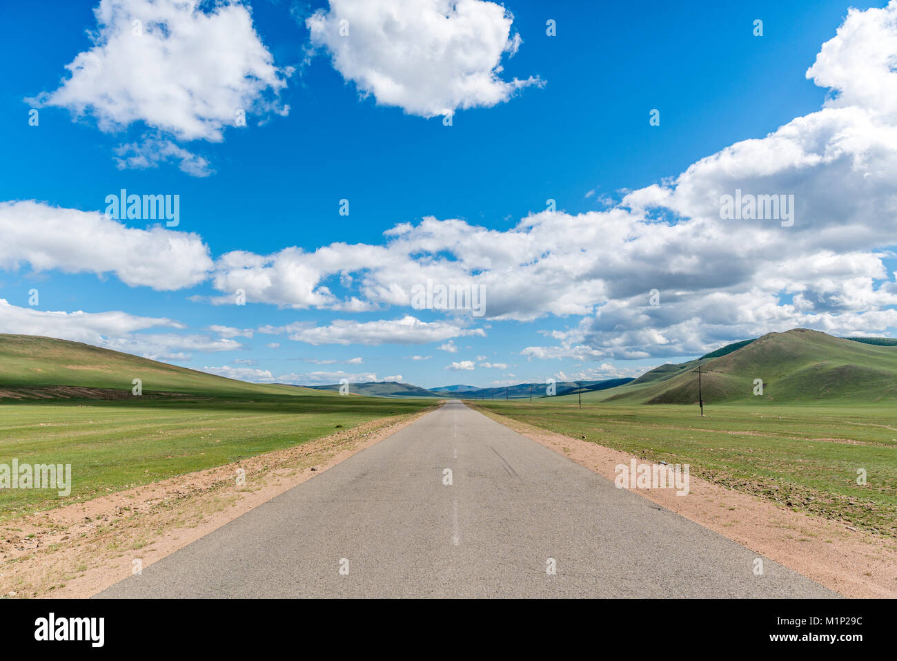 Route droite dans la steppe de Mongolie et nuages dans le ciel, au nord, la Mongolie, province Hangay Asie centrale, Asie Banque D'Images